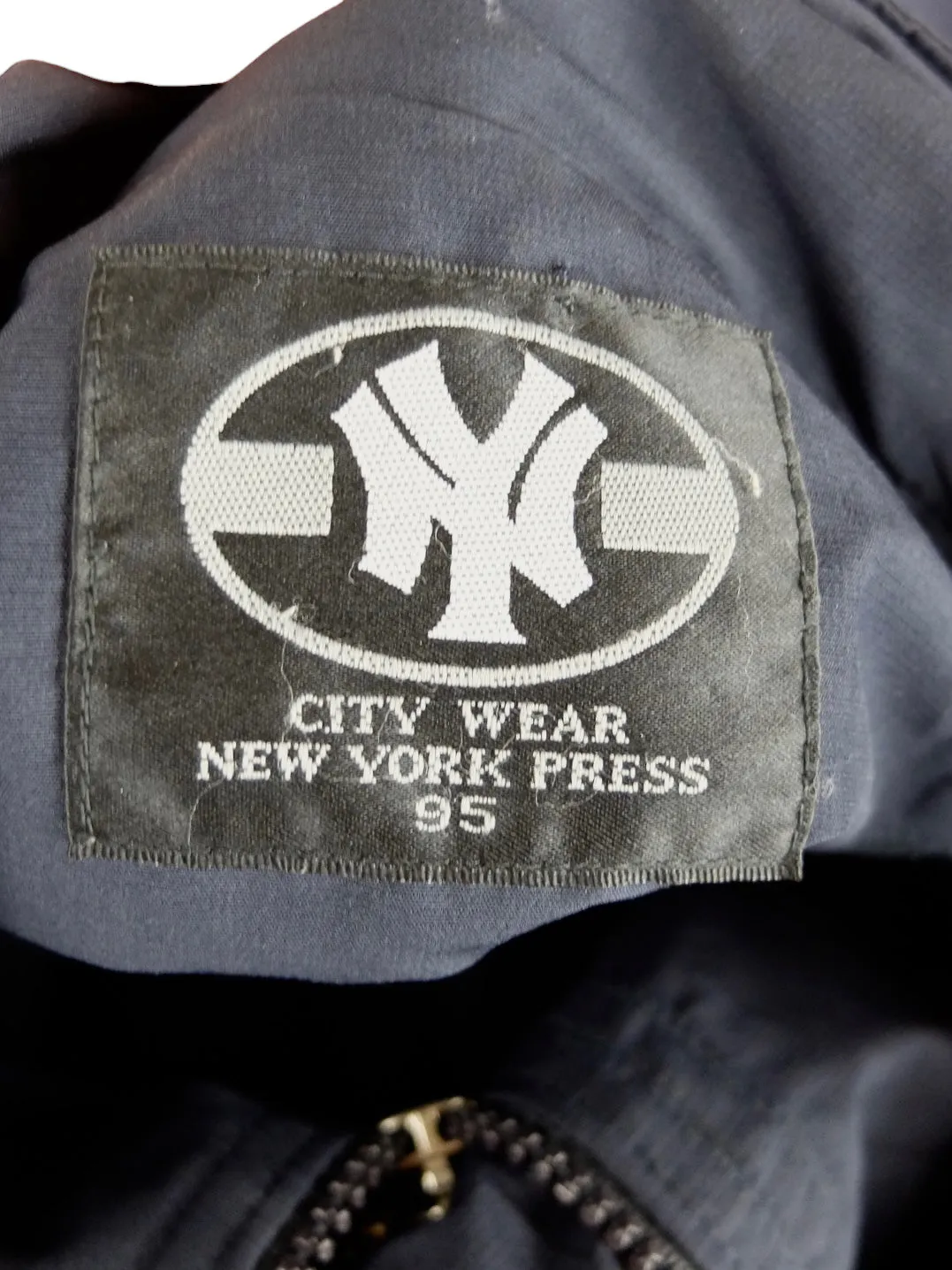 Vintage 90s Men’s New York Yankees Streetwear Athletic Sports Utility Dark Navy Blue Nylon Zip Up & Snap Button Down Windbreaker Shell Jacket | Men’s Size M
