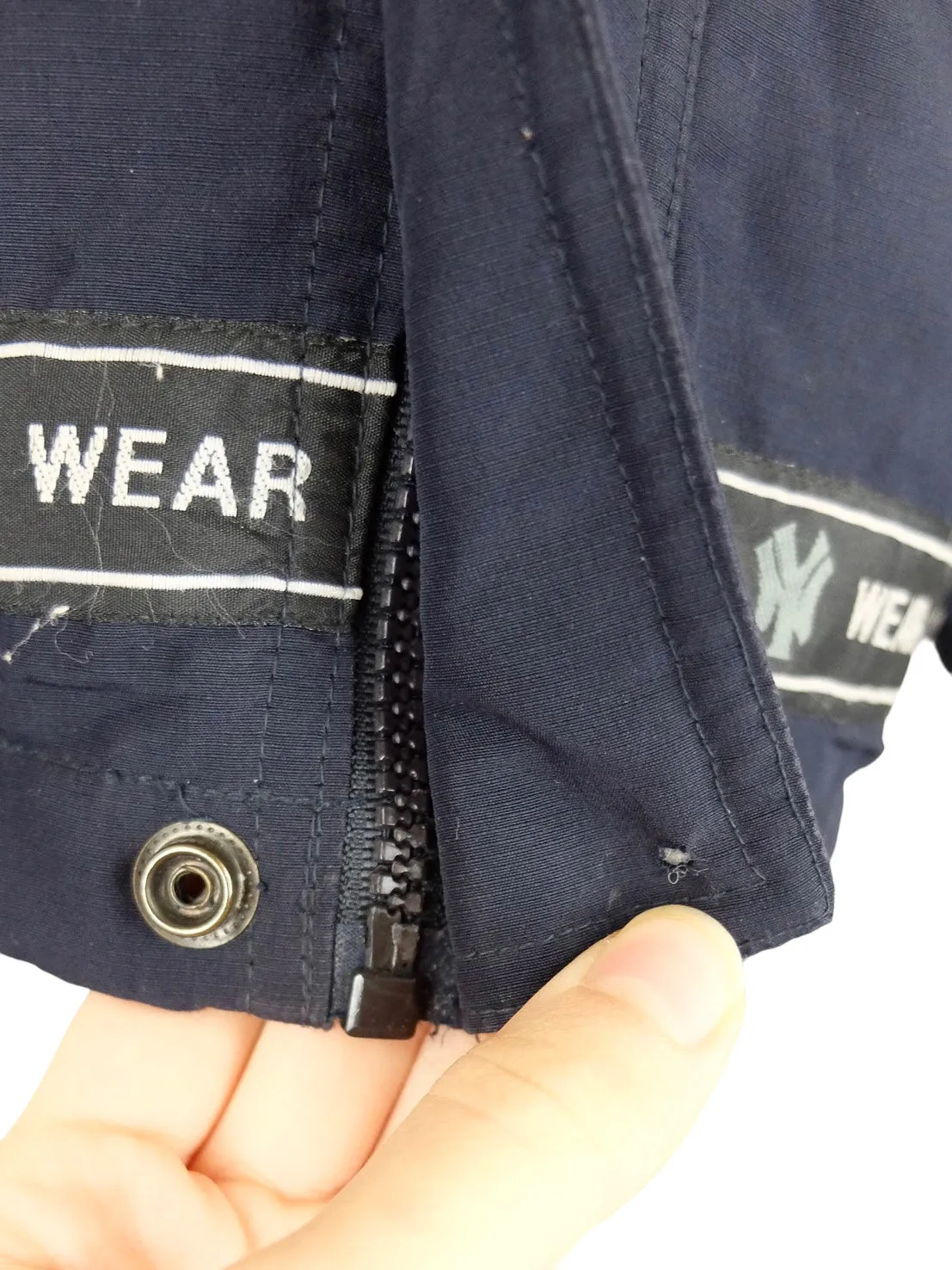 Vintage 90s Men’s New York Yankees Streetwear Athletic Sports Utility Dark Navy Blue Nylon Zip Up & Snap Button Down Windbreaker Shell Jacket | Men’s Size M